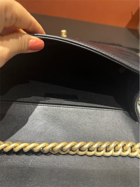 Túi Chanel Boy khóa vàng viền da trần chỉ++