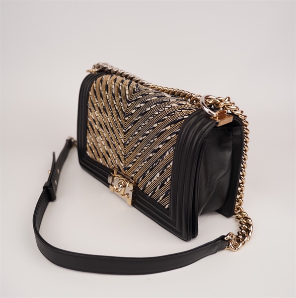 Túi Chanel Boy lấp lánh viền da đen+