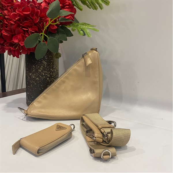 Túi Prada tam giác kèm charm KG+