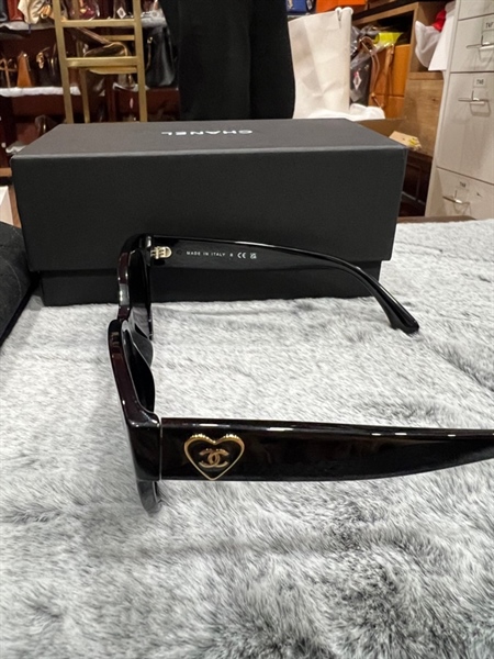 Kính chanel đen hình trái tim ở gọng +