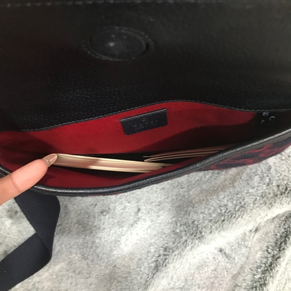 Túi đeo chéo GG đen viền chữ đỏ +