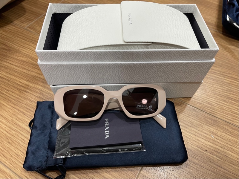 Kính Prada Hồng Sữa Kg +