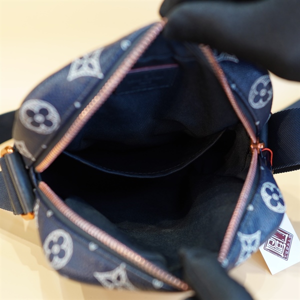 Túi LV đeo chéo hoa trắng chữ ngược +