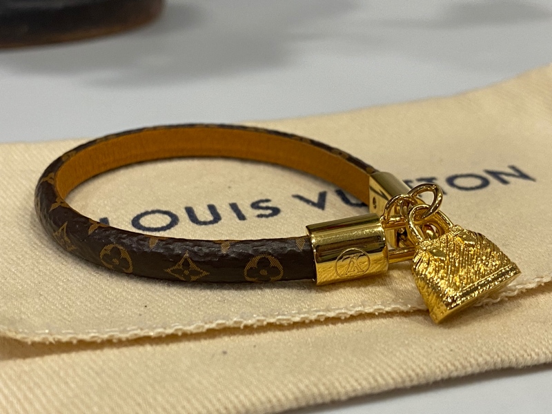 Vòng tay LV +