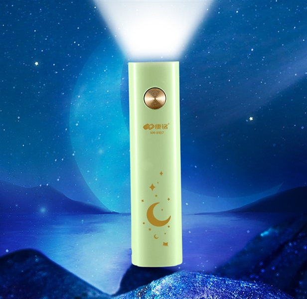 Đèn pin sạc mini dài 9cm 3 chế độ rất sáng và đẹp.