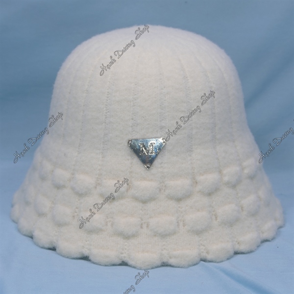 Nón tai bèo vành rộng 6,5cm hàng quảng châu chất liệu len vành uốn lượn gắn mặt sắt tam giác chữ M có 2 dây rút phía trong vòng đầu 56-59cm