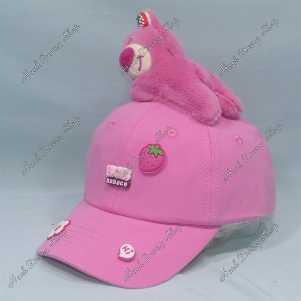 Nón kết trẻ em hàng quảng châu từ 2-6 tuổi, mũ lưỡi trai gấu dâu nằm vòng đầu 50-54cm phía trước có gắn chữ BCB phía sau có khóa tăng giảm size đầu