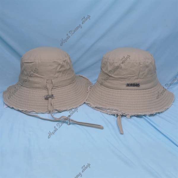 Nón tai bèo vành rộng 7,5 cm hàng quảng châu gắn mặt sặt Jacquemus, mũ bucket tua rua Jacque phía trong có dây quai và trên có dây rút giảm size đầu