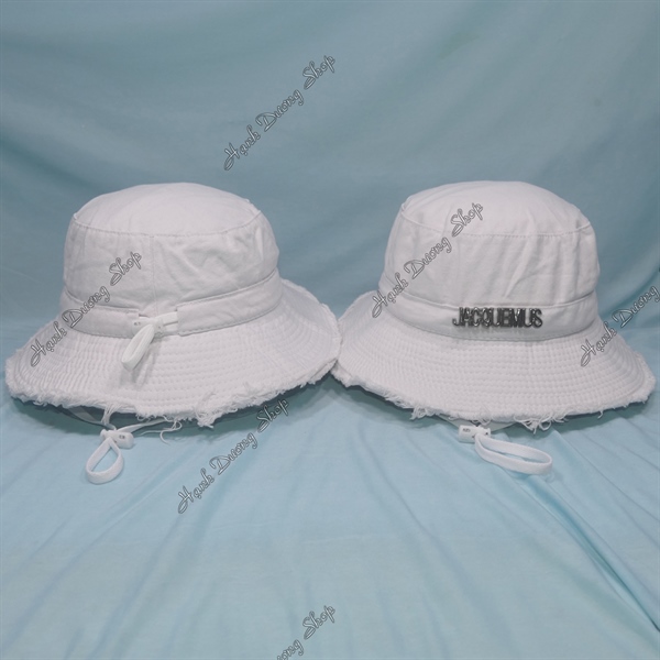Nón tai bèo vành rộng 7cm hàng Việt nam gắn mặt sặt Jacquemus, mũ bucket tua rua Jacque phía trong có dây quai và trên có dây rút giảm size đầu