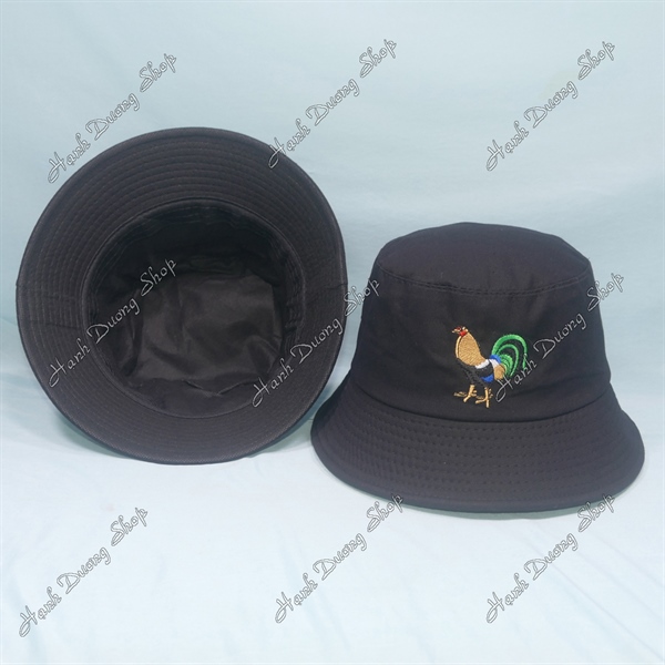 Nón bucket tai bèo thêu con gà trống đuôi xanh cong