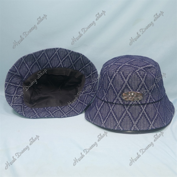 Nón tai bèo jean vành rộng 7cm vải jean hàng quảng châu gắn mặt sắt chữ Skenjin.Ling có 2 dây rút phía trong vòng đầu 59-60cm