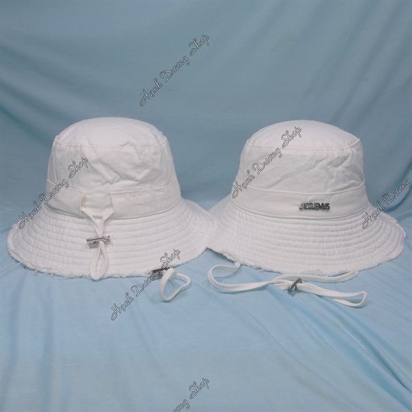 Nón tai bèo vành rộng 7,5 cm hàng quảng châu gắn mặt sặt Jacquemus, mũ bucket tua rua Jacque phía trong có dây quai và trên có dây rút giảm size đầu