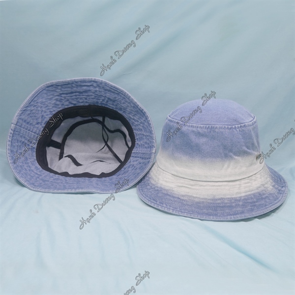 Nón tai bèo jean vành rộng 6,5cm vải jean loang gắn mặt sắt Aebr hàng quảng châu có dây rút phía trong, hàng 1 lớp vòng đầu 56-58cm