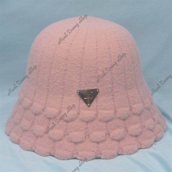Nón tai bèo vành rộng 6,5cm hàng quảng châu chất liệu len vành uốn lượn gắn mặt sắt tam giác chữ M có 2 dây rút phía trong vòng đầu 56-59cm
