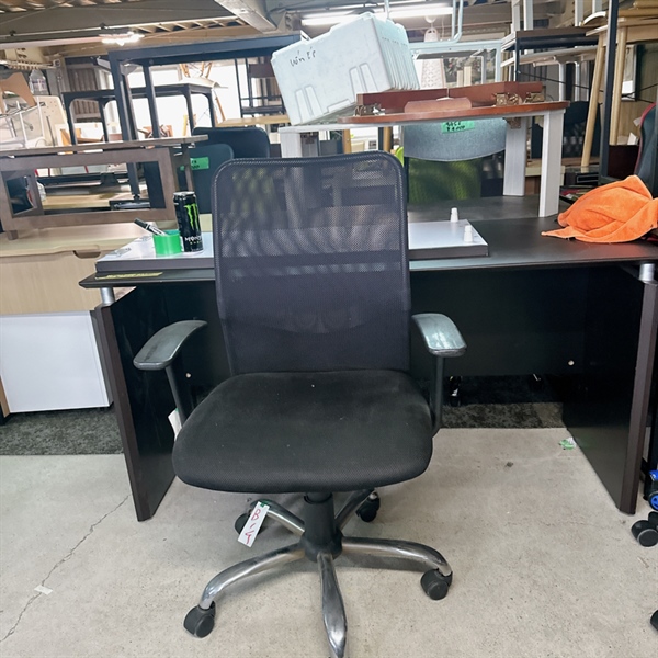 Ghế xoay lưới có vịn đen