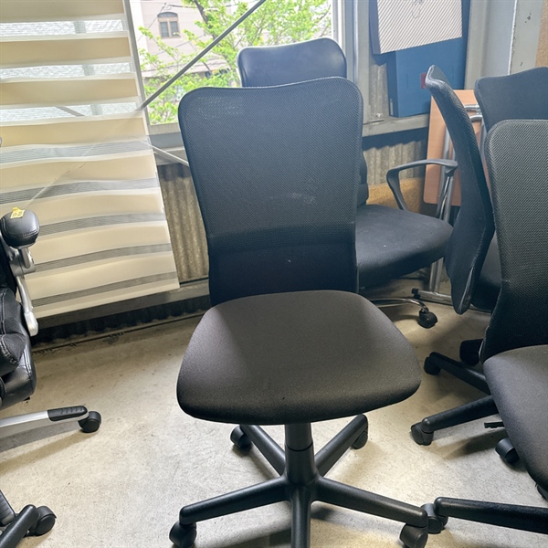 Ghế xoay không vịn lưới đen