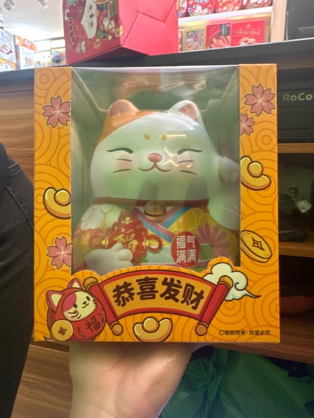 Mèo ôm phong bì đỏ