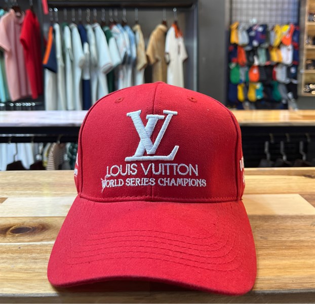 Nón HHN- LV đỏ thêu chỉ trắng