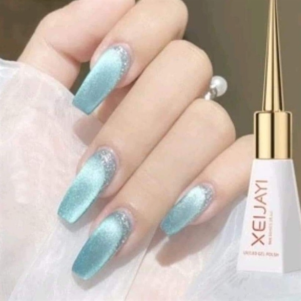 Mắt mèo xanh l