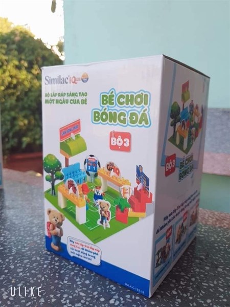 Bé chơi bóng đá
