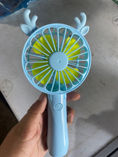 Quạt tích điện cầm tay mới