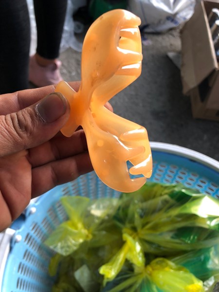 Kẹp tóc càng cua chéo nhau