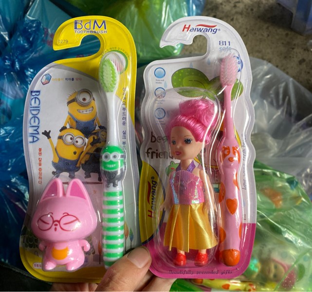 bàn chải cho bé kèm búp bê