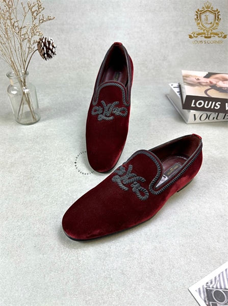 Loafer LV nhung đỏ thêu chữ đen