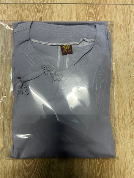 Áo cổ tròn nút gài hình hoa 8 cánh