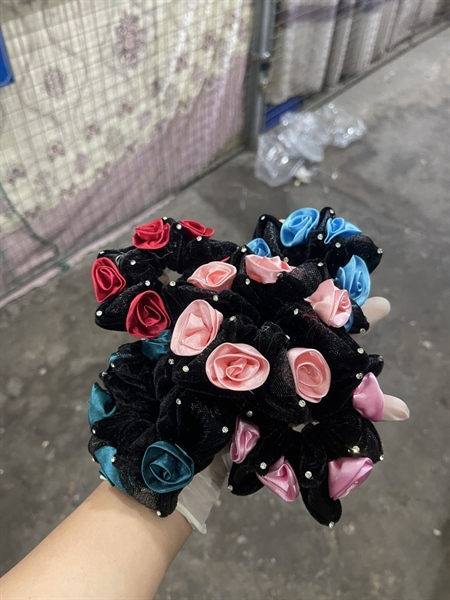 Cột tóc hoa hồng