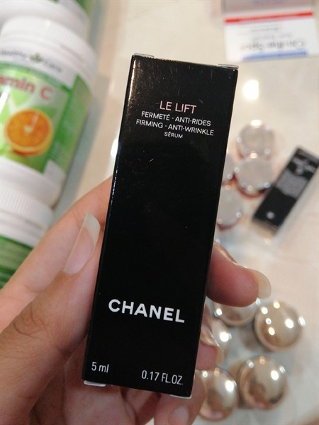 Kem mắt Chanel