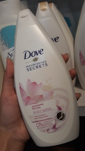 Sữa tắm Dove trắng hoa sen 500ml
