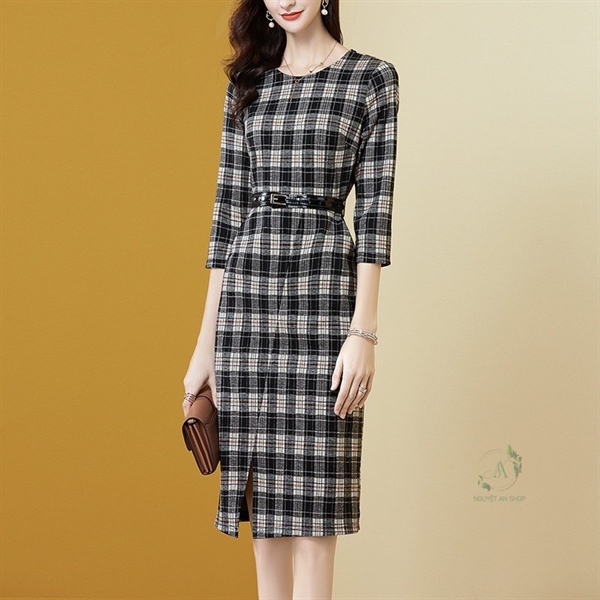 Váy kẻ xẻ trước