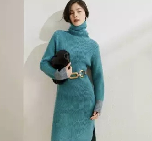 Váy len cổ lọ màu xanh