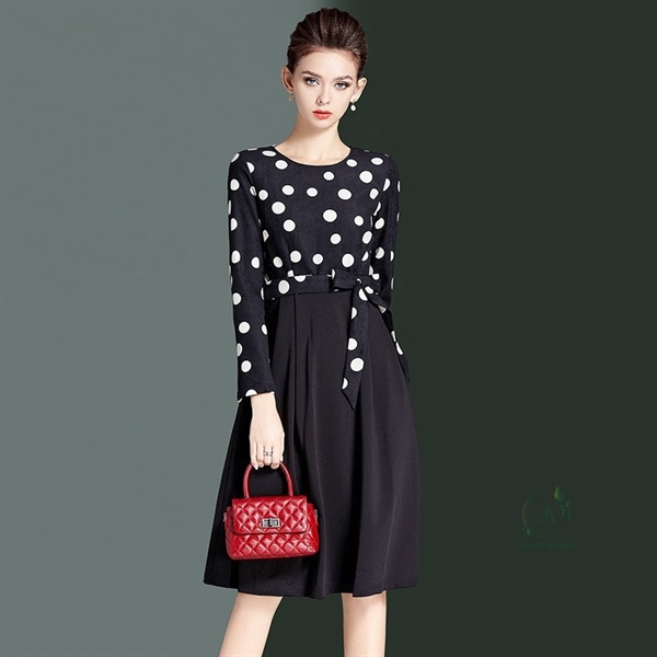 Váy xòe đen chấm bi trắng