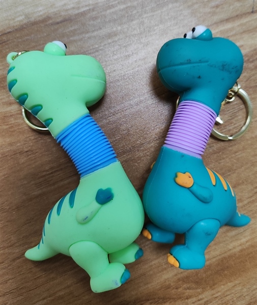 Móc khoá lò xo khủng long kéo giãn được