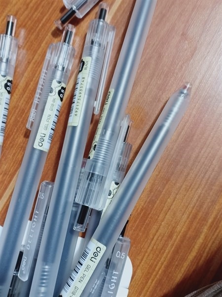 Bút gel Deli G118 đen
