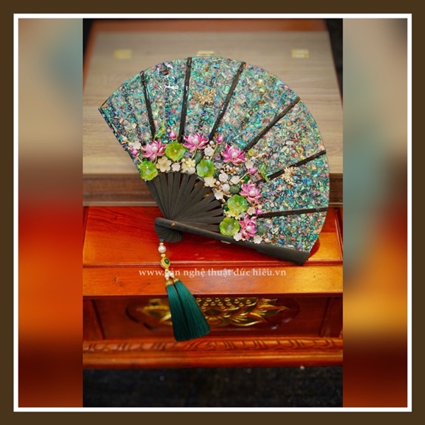 Quạt Hầu Khảm Xà Cừ Màu Xanh