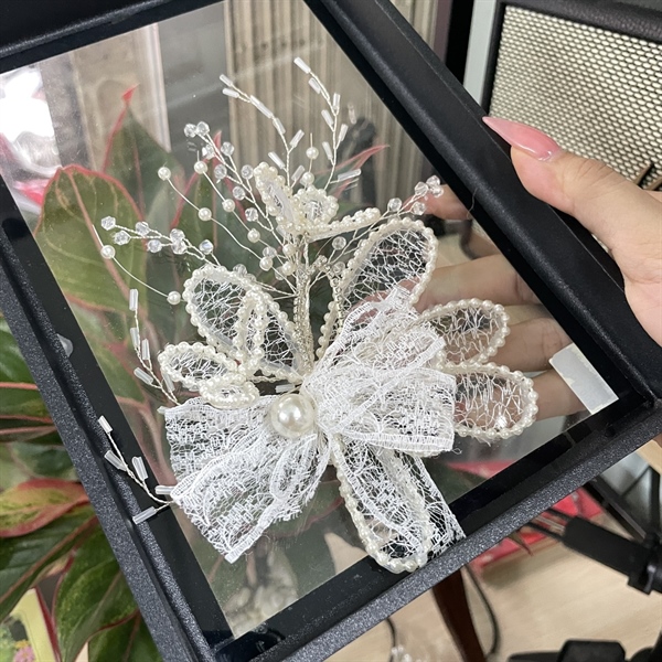 Cài tóc cô dâu hoa viền ngọc trai đính nơ ren dễ thương