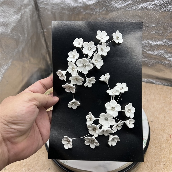 Bộ đôi cài tóc cô dâu hoa đất sét trắng kết đá mẫu mới t1/2026