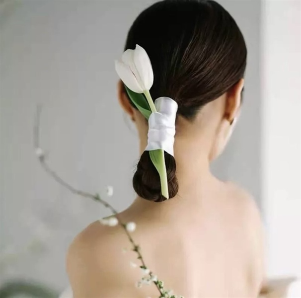 Hoa lụa cột tóc tulip trắng kèm 2m dây mẫu mới t5/2023
