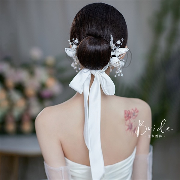 Cài tóc cô dâu hoa tulip trắng kèm dây thắt nơ mẫu mới t3/2023