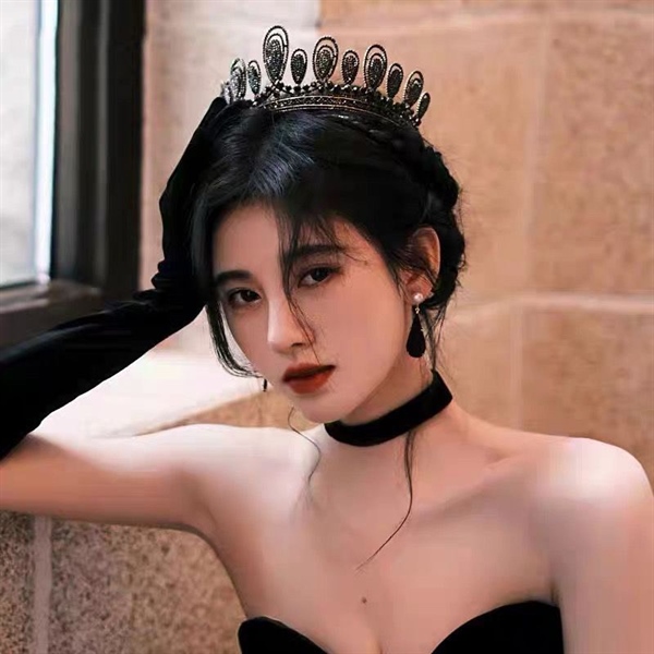 Vương miện chụp hình đen đá vòng cổ điển mẫu mới 2023