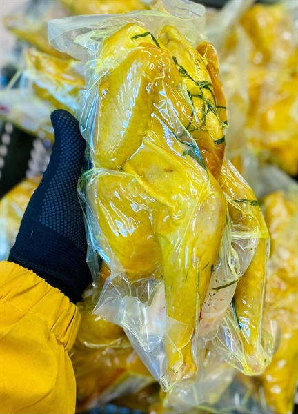 Gà ủ muối nguyên con da giòn ss