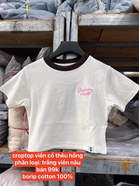 CROPTOP CALEM VIỀN CỔ THÊU CHỮ HÔNG - TRẮNG VIỀN NÂU - L