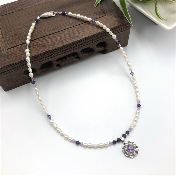 Vòng cổ ngọc trai gạo 5 li mix pha lê 5328 tím và cườm, charm hoa