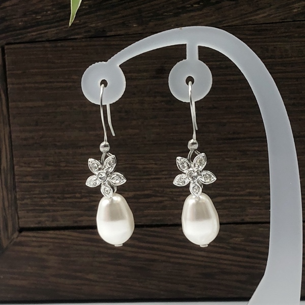 Hoa tai ngọc trai Swarovski 5821M11 (650) mix charm hình hoa 5 cánh