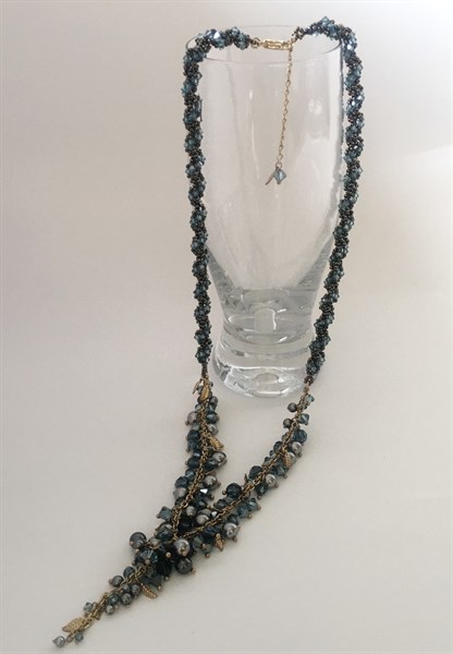 Vòng cổ bẻ đinh ngọc trai và pha lê xanh saphia