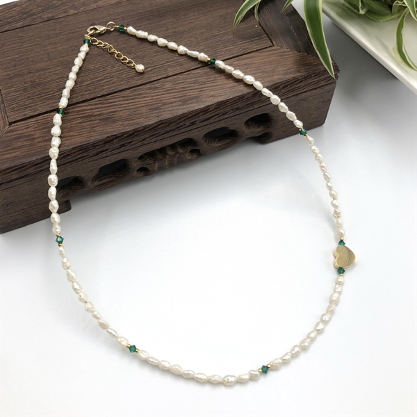 Vòng cổ ngọc trai gạo 4 li mix pha lê 5328M3 Eme và cườm, charm trái tim