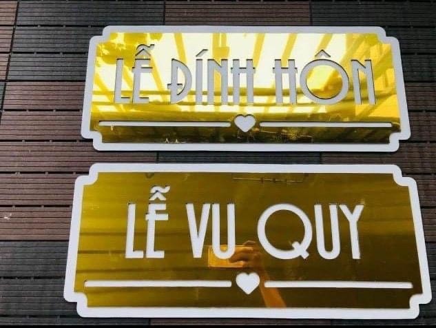 Bảng tên lễ treo cổng hoa